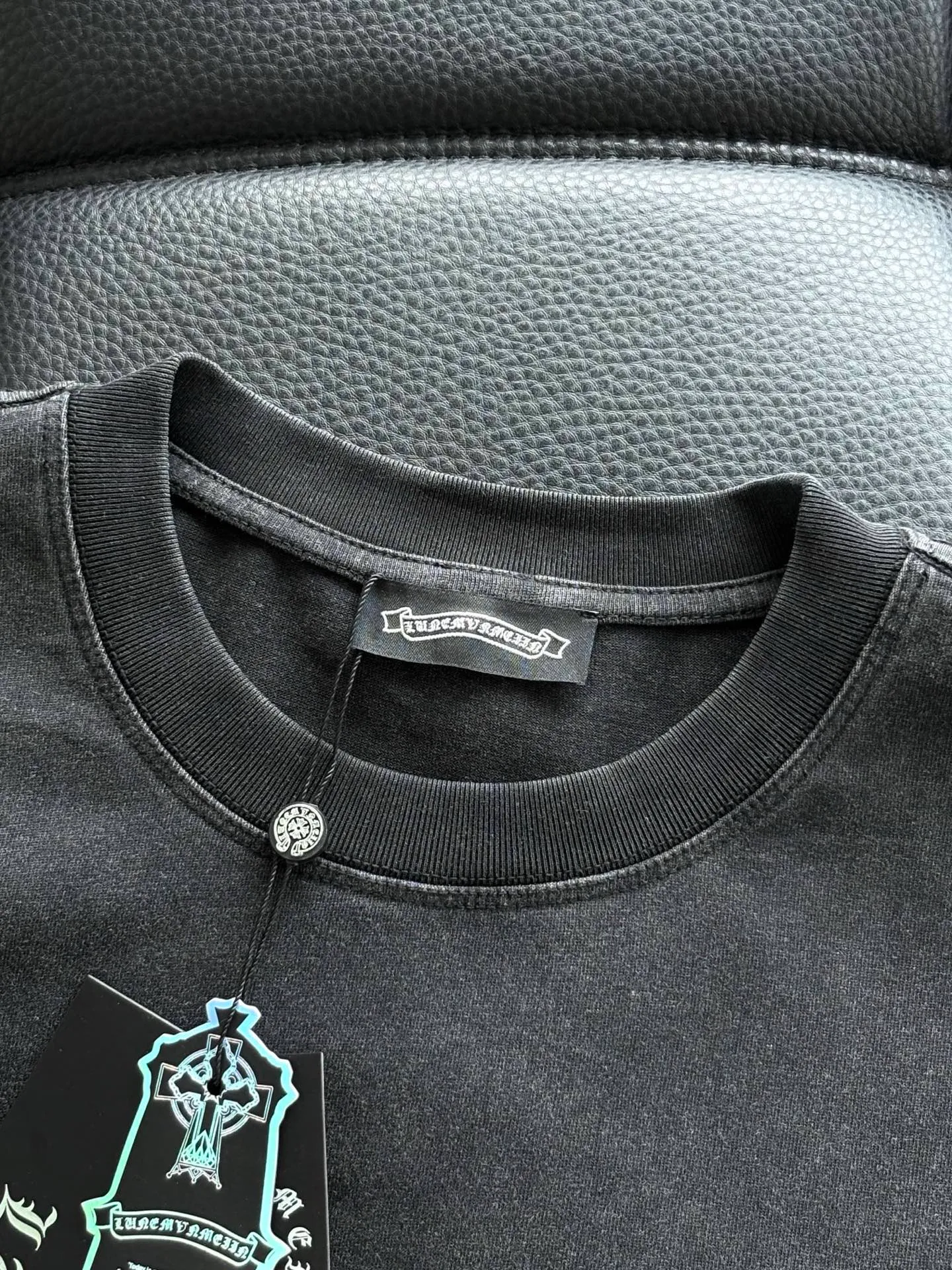 P422 Chrome Hearte CH SS New Fake 2-piece set Cross Horseshoe Chrome Heart Sanskrit Three-dimensional patch shows craftsmanship. Pure cotton double yarn jersey fabric, custom dyed in the same vat with special bold 32-count double-ply 1X1 thread. .Light luxury, a must-have item for daily commuting for men and women.  Color: Black White Size: M~3x Style No.: 3578
